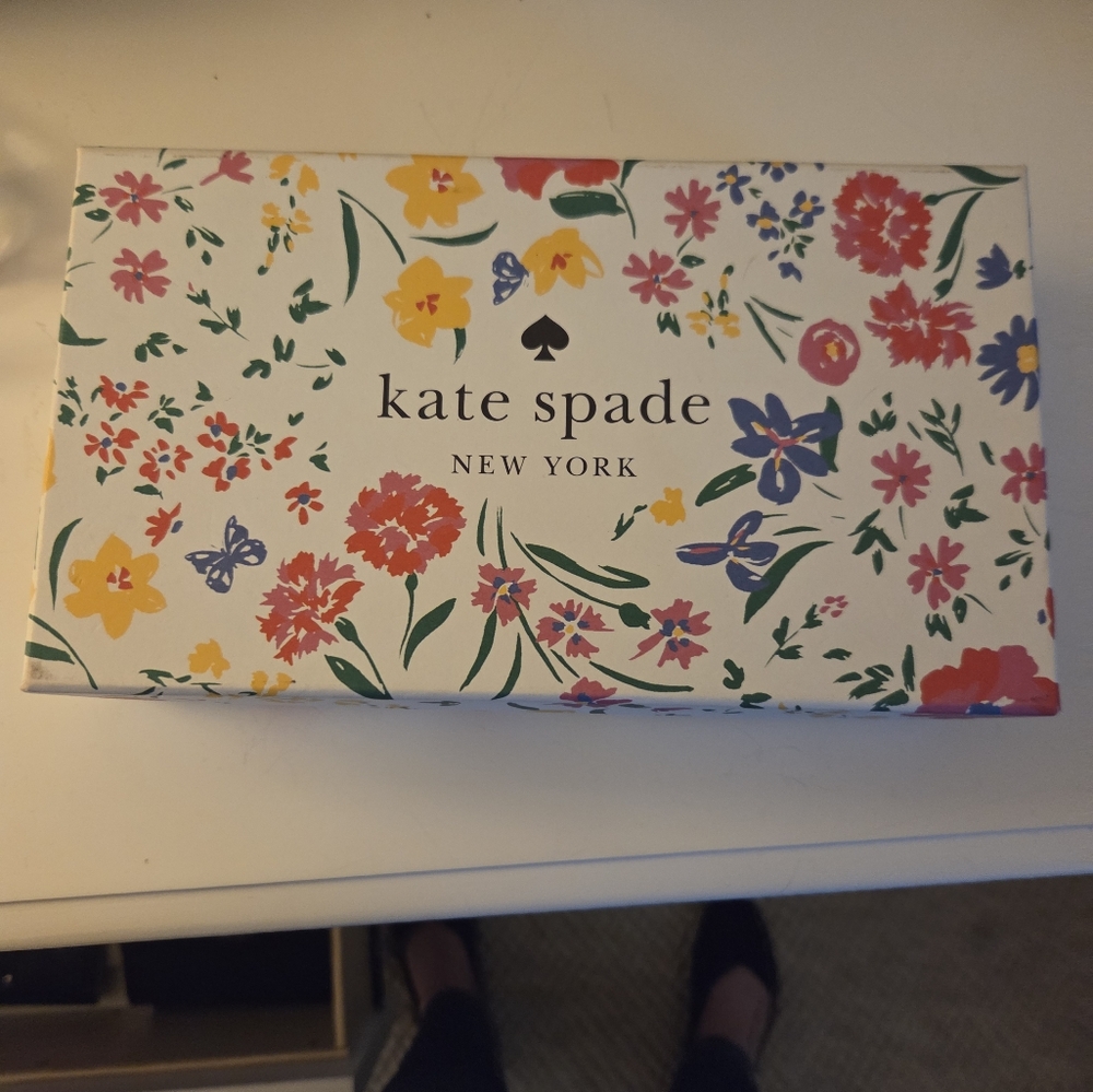 NWOT Kate Spade White Clutch with Floral Elegance - Picture 6 of 6